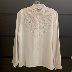 Vintage White Botton Down Blouse w. Pearl Buttons & Front Floral Design, Size M